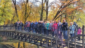 Specjalizujemy się w Łodzi i regionie. Tu zwiedzamy akurat zabytkowy park w Skierniewicach.