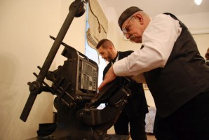 Podczas odtwarzania scen z udziałem Piłsudskiego w Łodzi z 1900 r. udało się wypożyczyć z Muzeum Książki Artystycznej oryginalną, ważącą ok. 100 kg, Bostonkę.